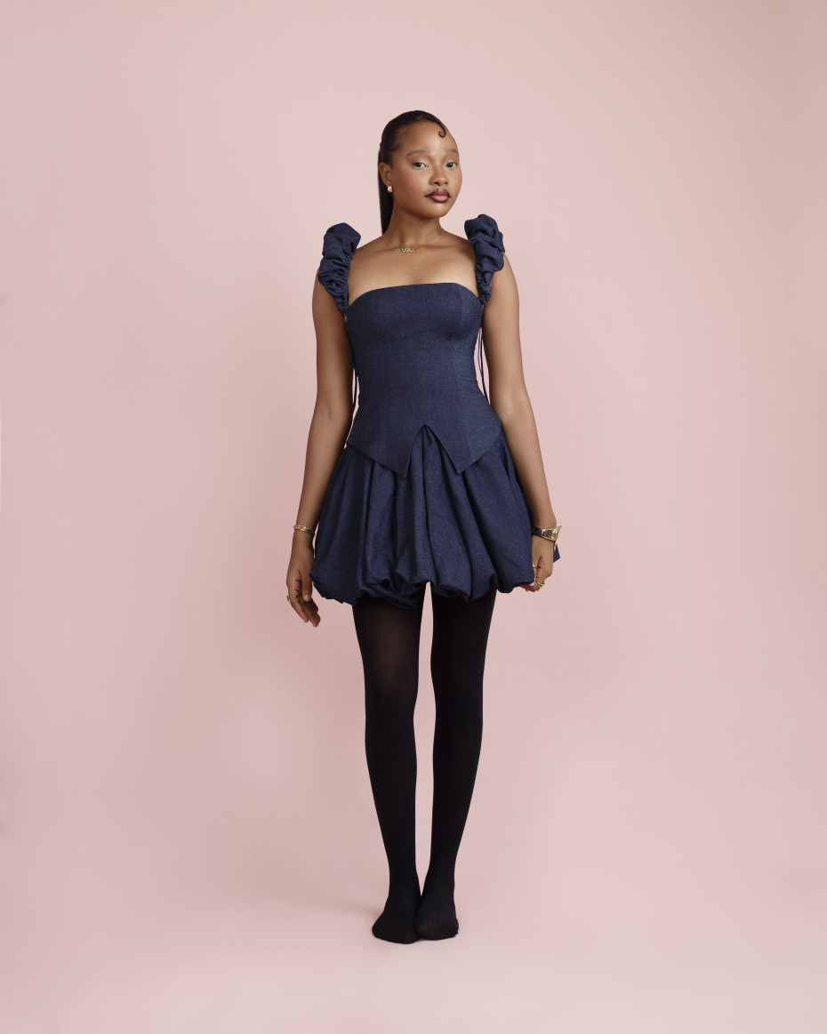 Alternative view of Lola set